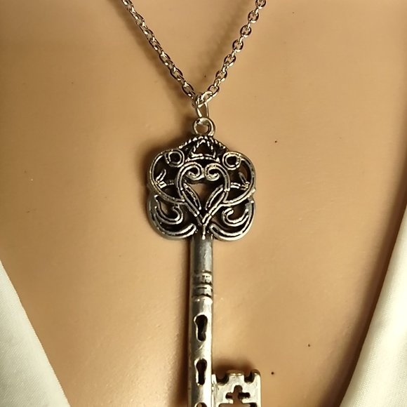 Rag Frog Revival decorative key pendant necklace 18" - Picture 2 of 3